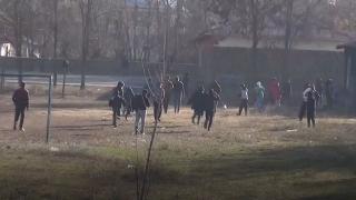 Kısıtlamada top oynayan gençler polisi görünce kaçtı