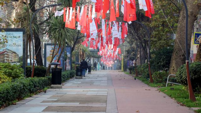 Kocaelide tedbirlere uymayan 235 kişiye para cezası
