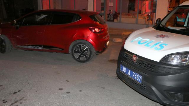 Polis aracına çarpıp kaçan 2 kişi yakalandı
