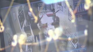 Oğlunu öldüren soyguncuları sopayla kovaladı