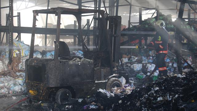 Başkentte market zincirinin deposunda yangın