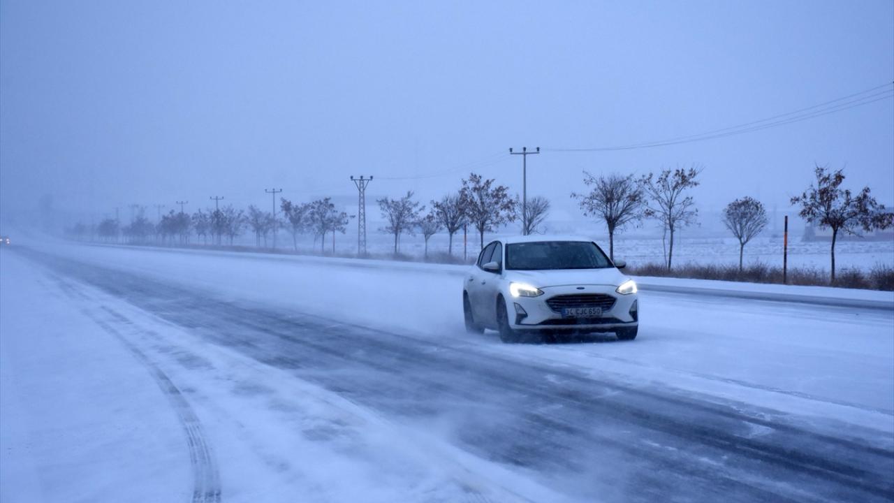 Edirne ve Kırklareli'nde kar yağışı başladı