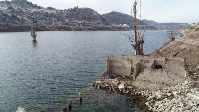 Sivasta barajların suyu çekildi, mezarlar ortaya çıktı