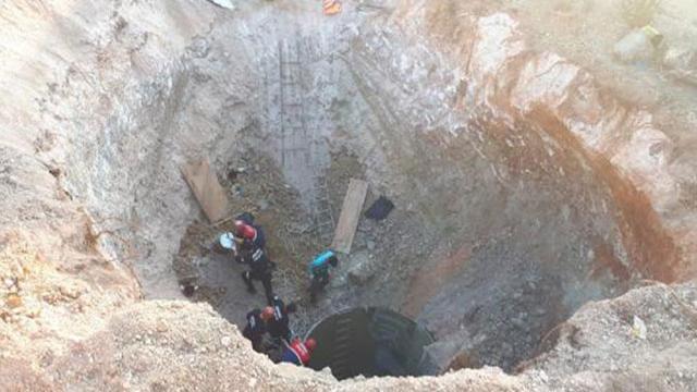 Adanada göçük altında kalan 2 işçiden 1i öldü