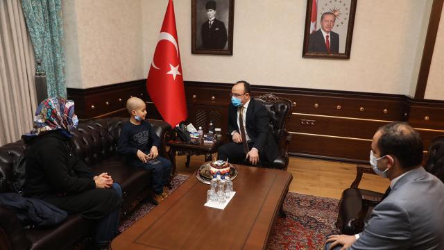 Cumhurbaşkanı Erdoğanın tedavisini üstlendiği Tahaya doğum günü sürprizi