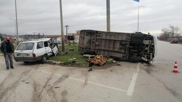 Çanakkalede minibüs ile otomobil çarpıştı: 1 ölü, 4 yaralı