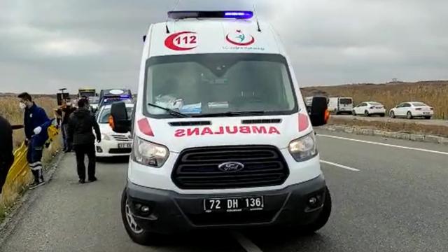Diyarbakırda ticari araç şarampole yuvarlandı: 1 ölü, 3 yaralı