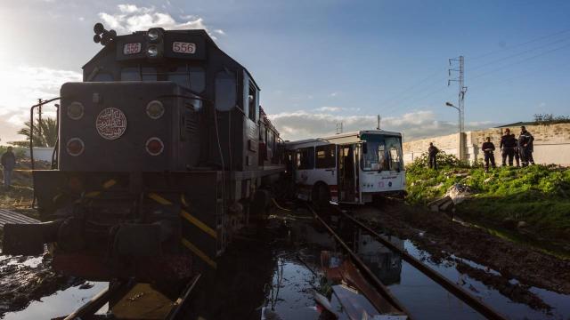 Yolcu otobüsüne tren çarptı: 12 ölü, 8 yaralı