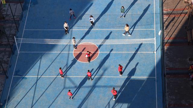 Siirtli çocuklar yeni voleybol sahalarına kavuştu