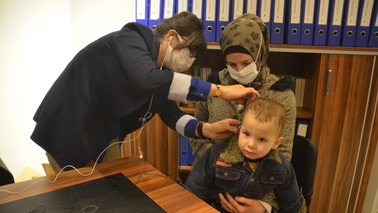 Yapılan tüm testlerde de bebeğin duymadığının belirlenmesi üzere aile, çocuklarının tedavi edilebilirliğinin olup olmadığını öğrenmek amacıyla Kahramanmaraş Valiliği İl Göç İdaresi Müdürlüğünden yardım istedi.