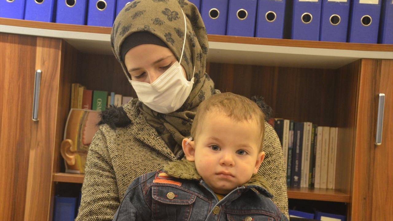 Burada yapılan incelemeler sonucu Emir`in en geç 2,5 yaşına kadar ameliyat edilmesi ve biyonik kulak takılması gerektiği bilgisi verildi.