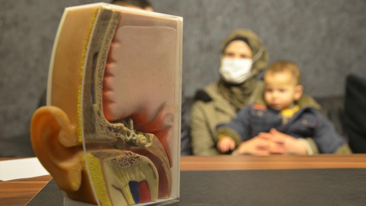 Gaziantep Dr. Ersin Arslan Eğitim ve Araştırma Hastanesinde ameliyat edilen ve biyonik kulak takılan Emir, 20 ay sonra ilk kez annesinin sesini duyarak tepki verdi.