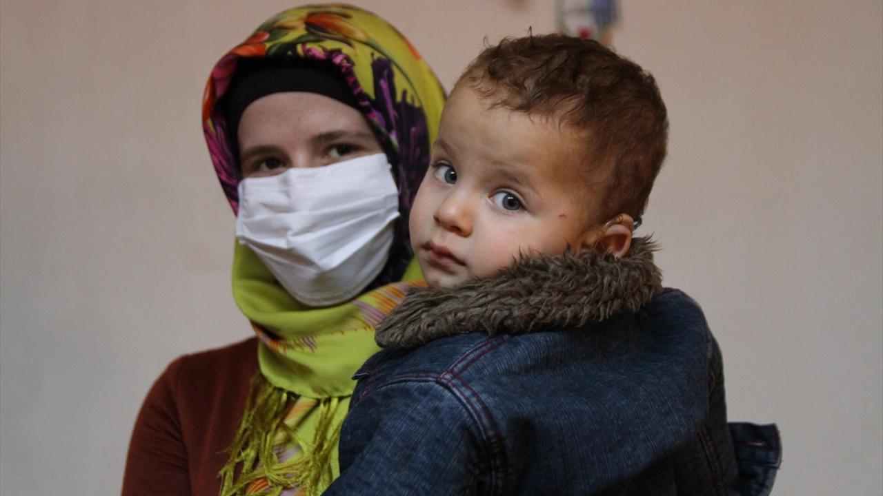 Emir bebeğin annesi Ahlem Arab, aylar sonra oğluna seslendiğinde tepki vermesinin kendisini mutlu ettiğini ve heyecanlandırdığını söyledi.