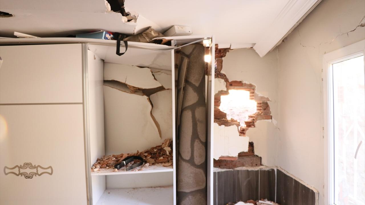 Şirintepe ve Güzeltepe mahallelerinin sınırında yer alan çoğunluğu tek katlı 33 evin çatısına ve duvarlarına, yağışın etkisiyle yamaçtan kopan kaya ile toprak parçaları zarar verdi. 