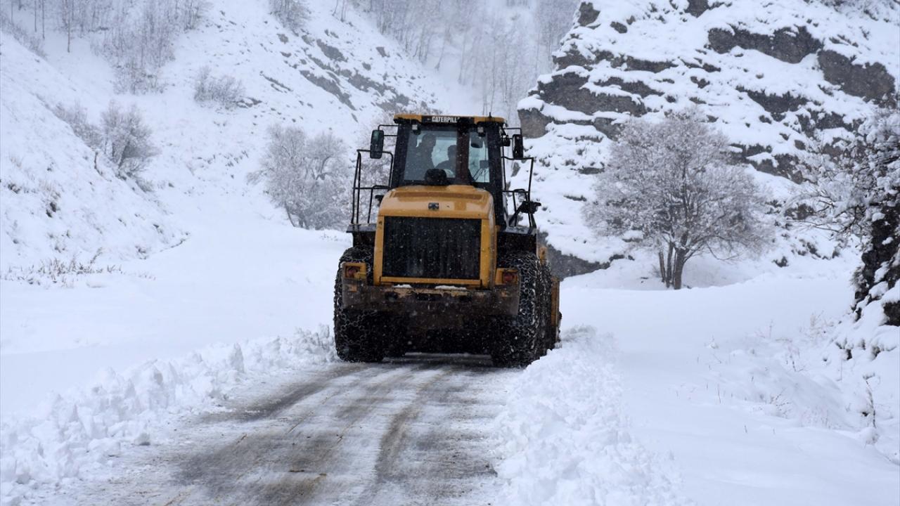 Yüksek rakımlı, dik yamaçlı bölgelerde kapanan yolları açık tutabilmek için çaba gösteren ekipler, zorlu coğrafyaya rağmen vatandaşlara sorunsuz ulaşım imkanı sunmaya çalışıyor.