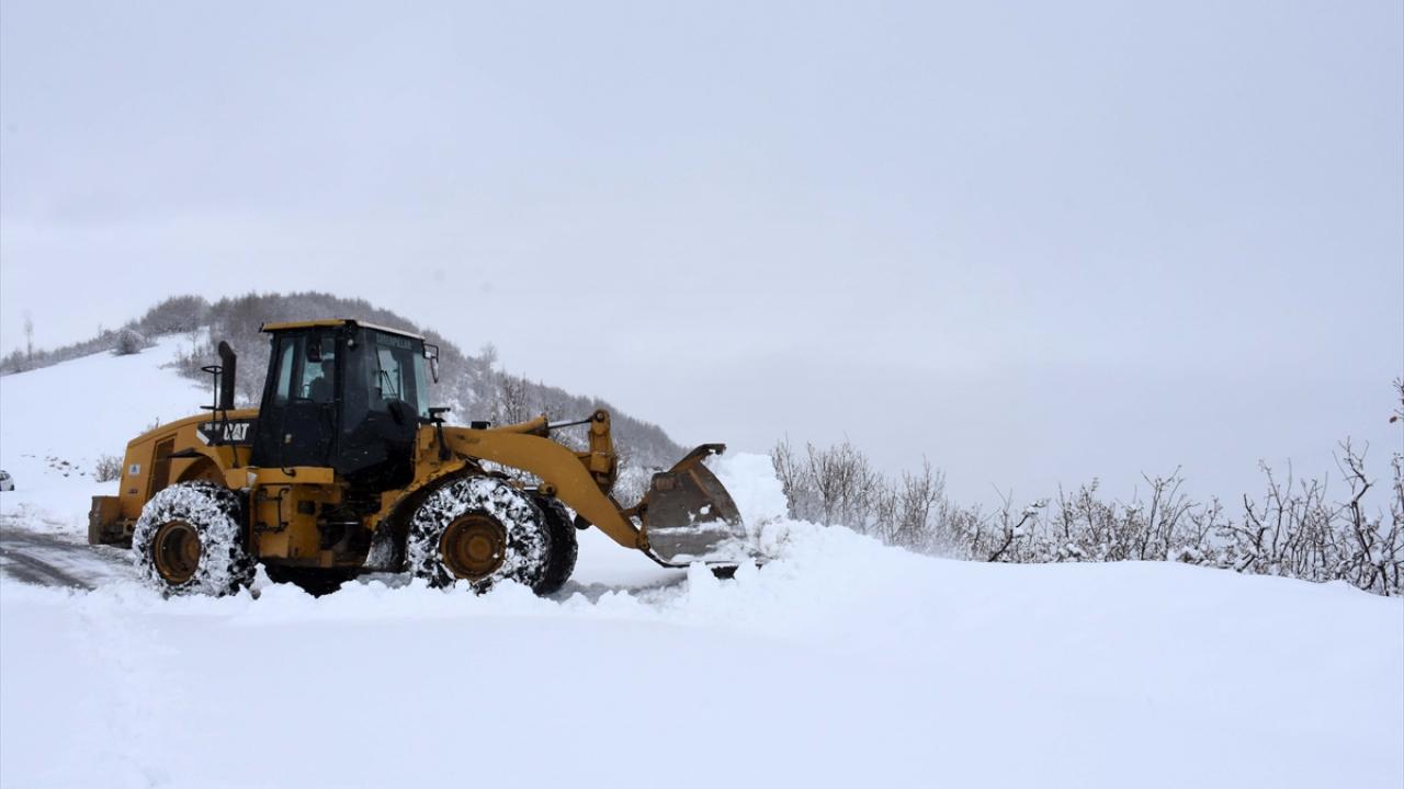 İl Özel İdaresi Genel Sekreteri Şeyhmus Yentür, gazetecilere yaptığı açıklamada, dün geceden beri etkili olan kar nedeniyle birçok köy yolunun kapandığın söyledi.