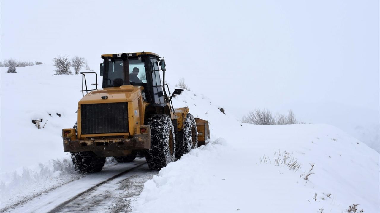 Yüksek kesimlerde kar kalınlığının yaklaşık 80 santimetre ulaştığını ifade eden Yentür, şöyle konuştu: