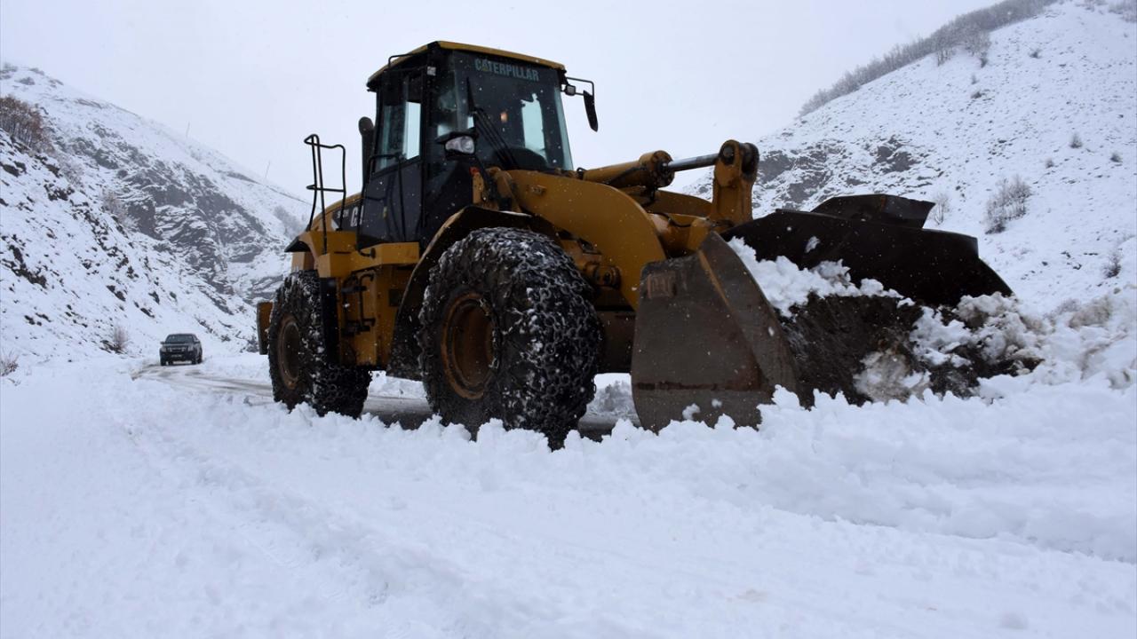 Yıl içerisinde 90 personel ve 64 iş makinesiyle karla mücadele çalışması yapacaklarını aktaran Yentür, "Vatandaşlarımızın bu süreçte asılsız ihbarlardan kaçınmaları gerekiyor. 366 köyümüzün yolunun açık tutulması için gerekli planlamaları yaptık." dedi. 