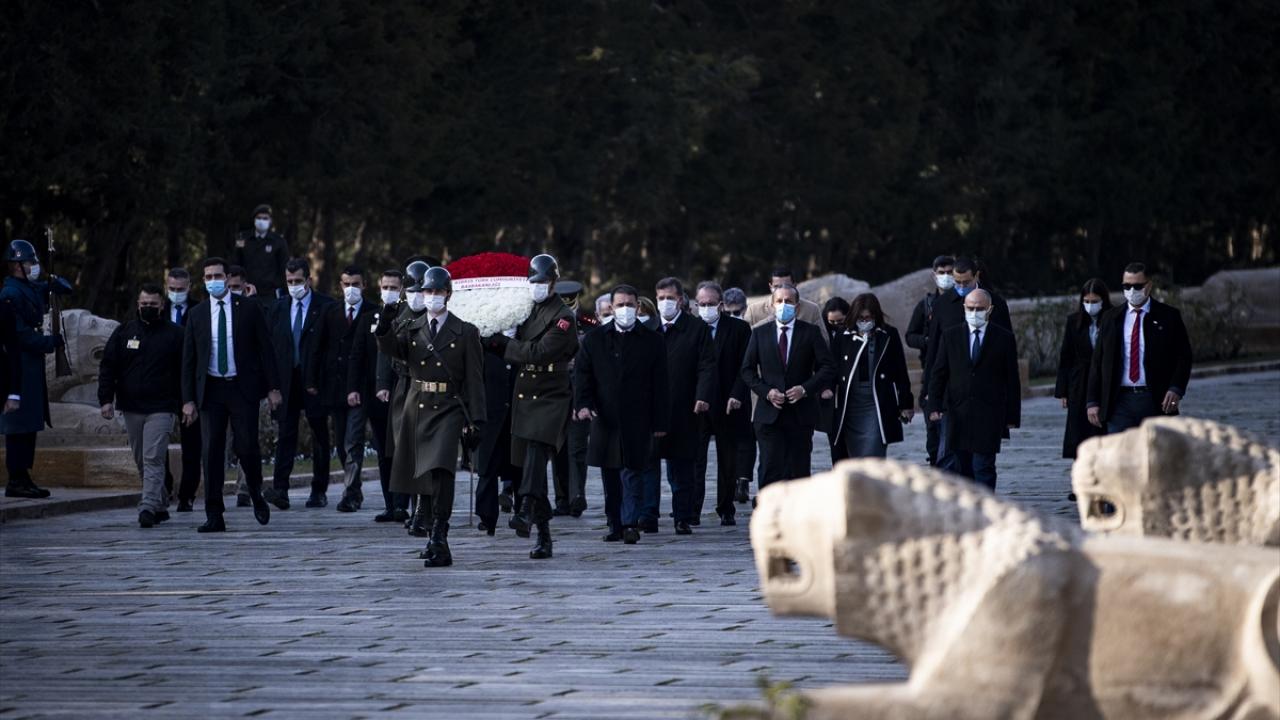 Saner, Aslanlı Yol`dan yürüyerek Gazi Mustafa Kemal Atatürk`ün mozolesine geldi.