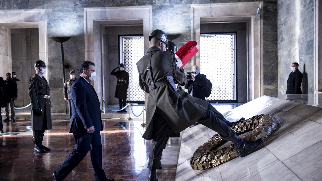 Saner, Aslanlı Yol`dan yürüyerek Gazi Mustafa Kemal Atatürk`ün mozolesine geldi ve mozoleye çelenk bıraktı.