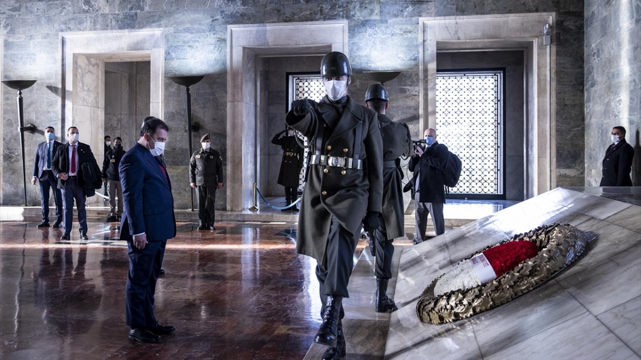 Saner`in mozoleye çelenk bırakmasının ardından saygı duruşunda bulunuldu.