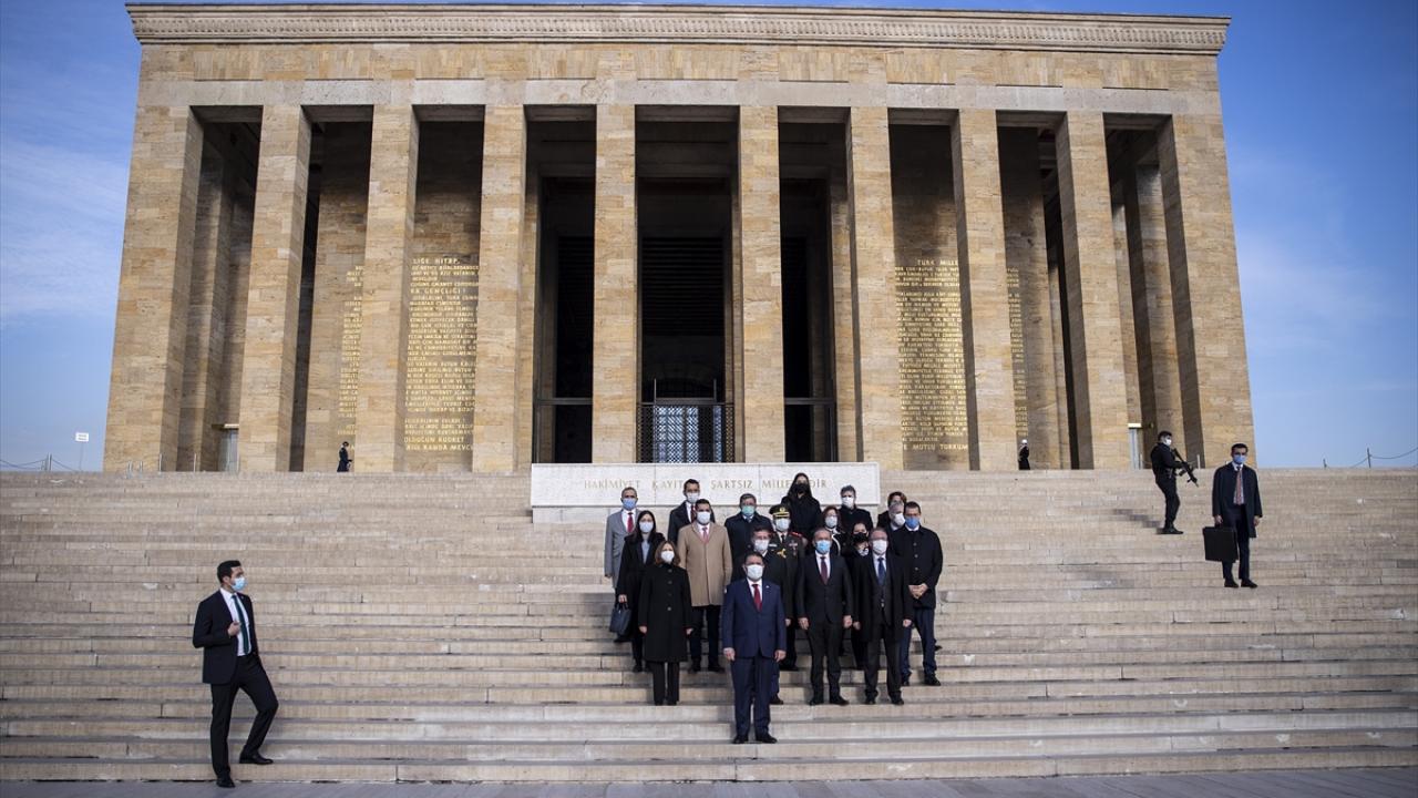 Saner, hatıra fotoğrafı çektirdi.