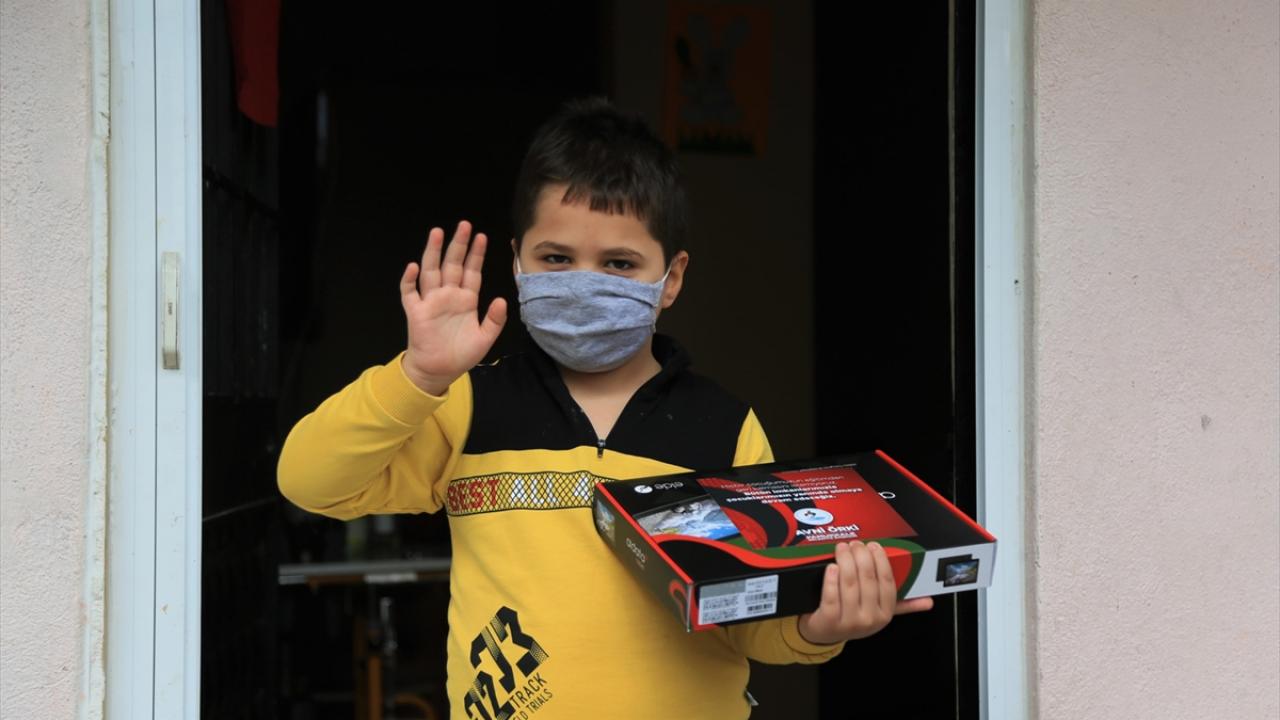 Belediye ekipleri, tabletleri, öğrencilerin evlerine kadar götürerek teslim etti. 