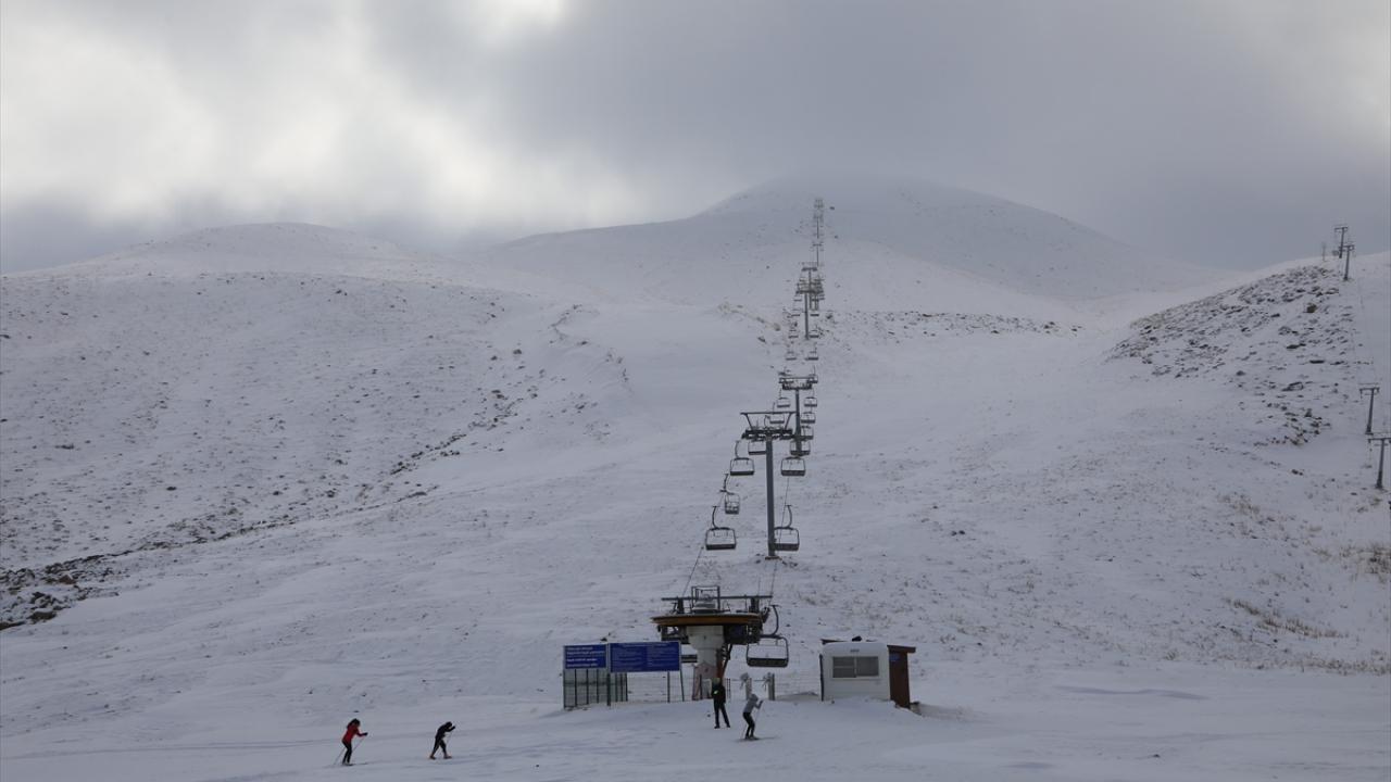 Bingöl kent merkezine 34 kilometre mesafedeki Dikme köyü mevkisinde yer alan bin 600 metre pist uzunluğuna, 70 yatak kapasiteli otele, teleski ve telesiyeje sahip Hesarek Kayak Merkezi, dün etkili olan kar yağışıyla beyaza büründü.