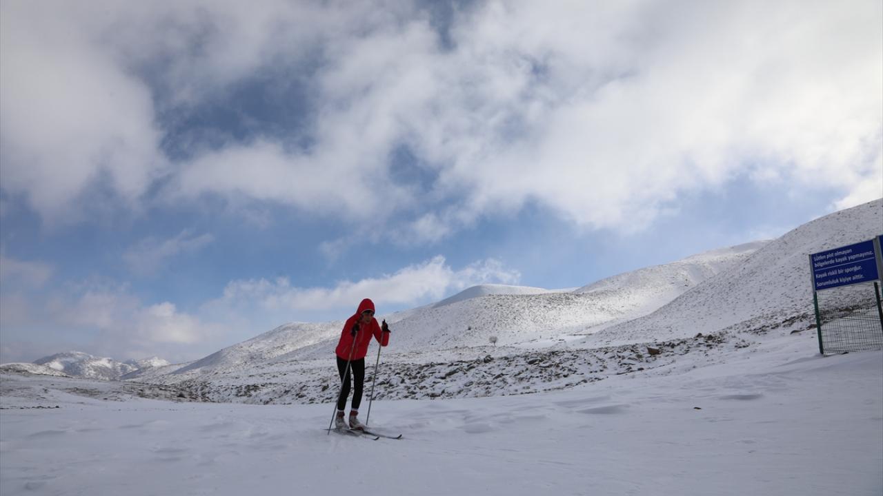 Kar yağışının ardından kayak merkezinde Gençlik ve Spor İl Müdürlüğü sporcuları antrenmanlara başladı.