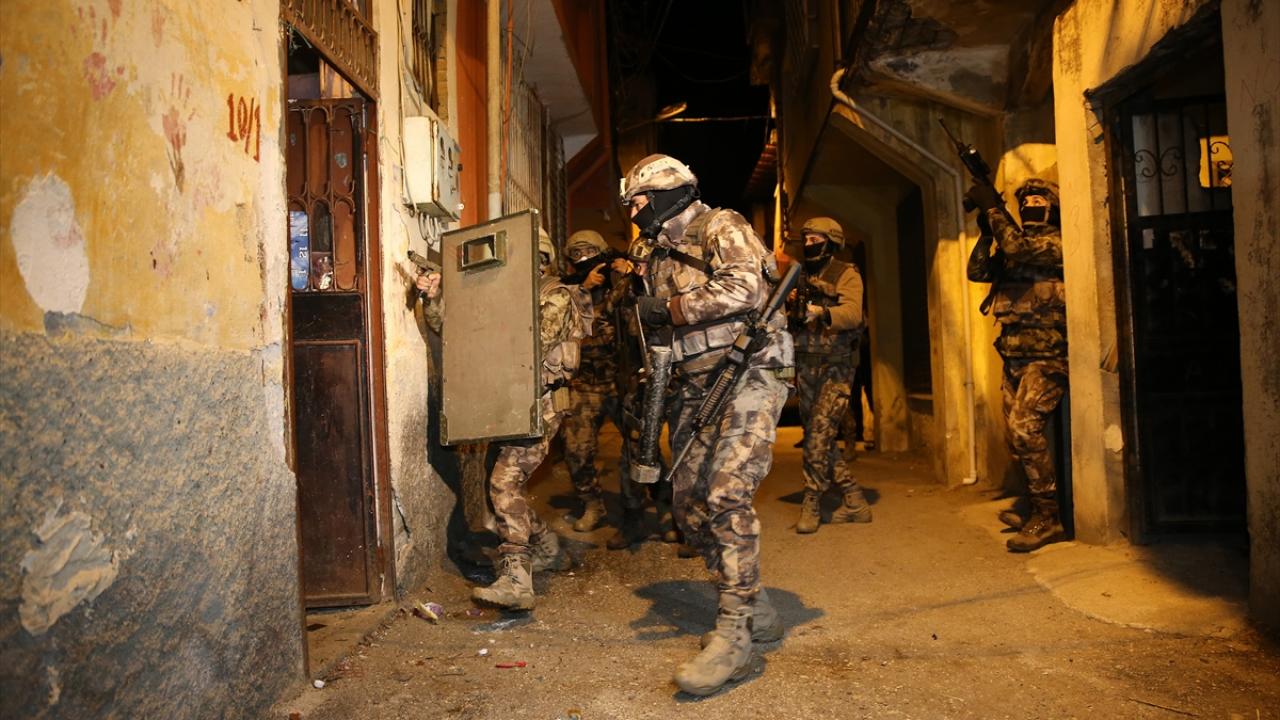 Adana`da terör örgütü DEAŞ`a yönelik şafak vakti düzenlenen operasyonda 3 kişi gözaltına alındı. 