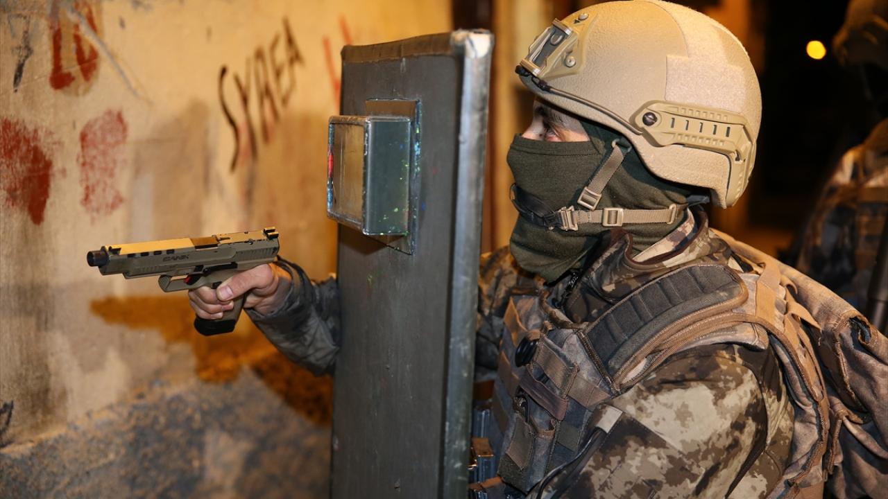 Operasyonda gözaltına alınan 3 şüpheli, Adana Adli Tıp Birimi`ndeki sağlık kontrolünün ardından emniyete götürüldü.