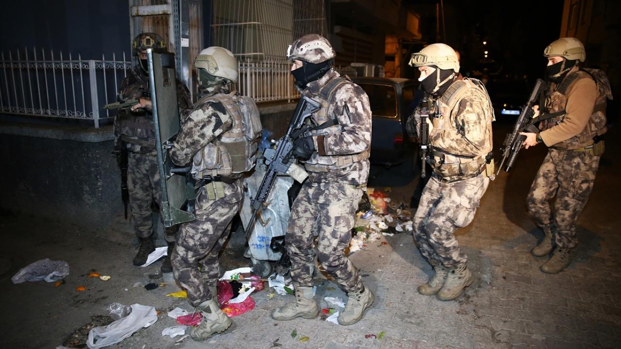 Ekiplerin diğer şüphelileri yakalamak için çalışmaları sürüyor.