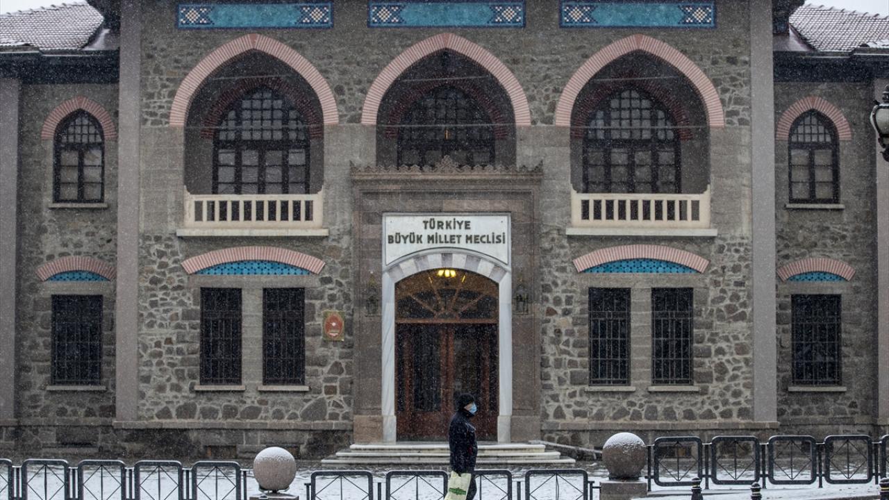 Ankara`da sabah saatlerinde başlayan kar yağışı Ulus Meydanı ve çevresini beyaza bürüdü.
