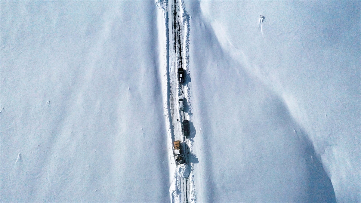 İl Özel İdaresine bağlı karla mücadele ekipleri, Üçevler grup köy yolunda kapanan köy yollarını açmak için yoğun mesai harcadı.