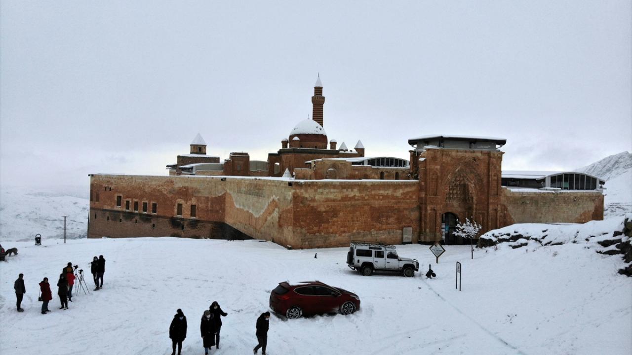 Osmanlı Devleti`nin doğudaki en önemli eserleri arasında yer alan İshak Paşa Sarayı, mimarisi, tarihi ve görkemli yapısıyla her yıl yerli ve yabancı çok sayıda turisti ağırlıyor.