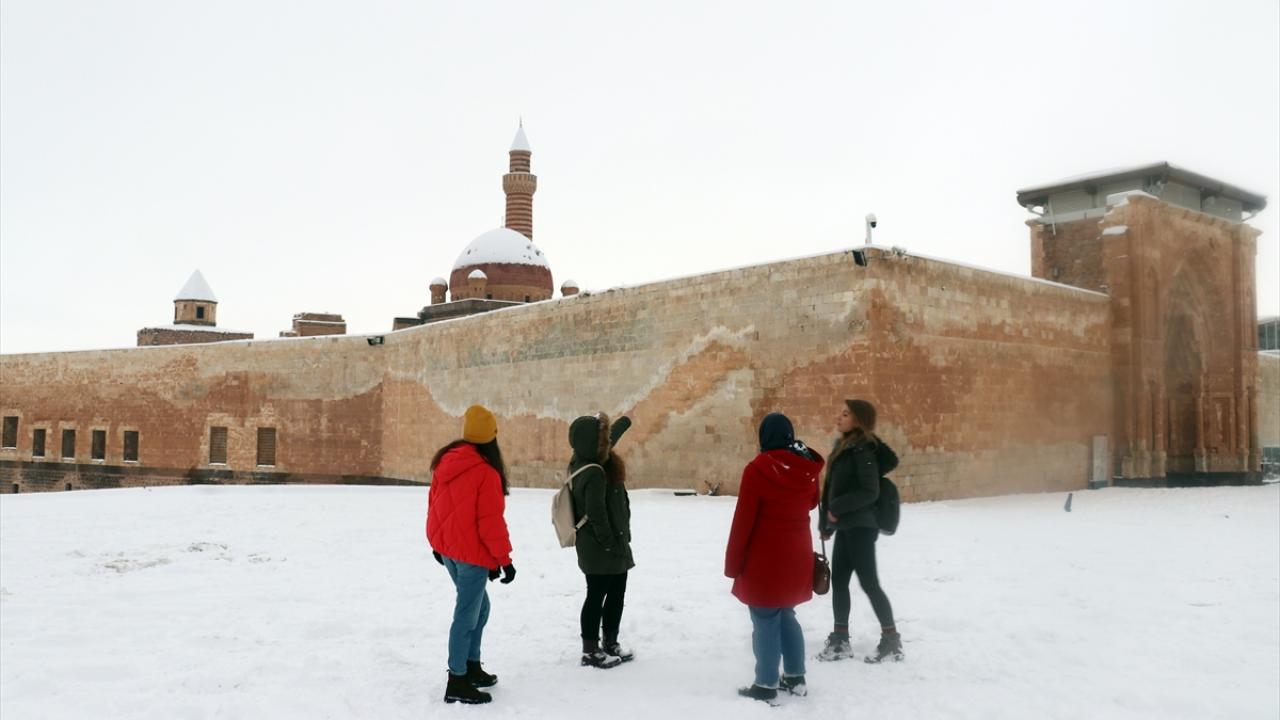 Yeni tip koronavirüs (Covid-19) tedbirleri kapsamında belirli saatlerde ziyaretçilere açık olan tarihi saray, salgın nedeniyle bugünlerde en sessiz zamanını geçiriyor.