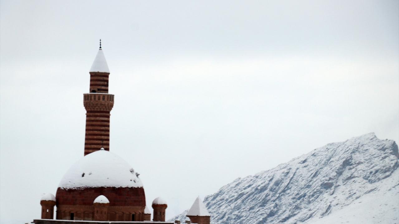 Yılın her mevsimi ayrı bir güzelliğe bürünerek ziyaretçilerini cezbeden İshak Paşa Sarayı, kış mevsiminin gelmesiyle bölgede etkili olan kar yağışı sonrası beyaz örtüyle kaplandı.