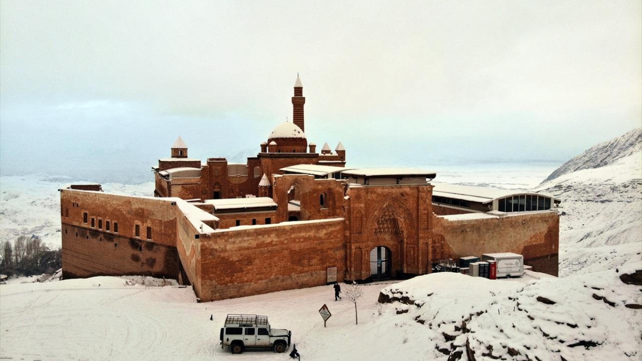 Sisin de etkili olduğu bölgede seyrine doyumsuz güzellikler oluşturan tarihi saray, drone ile havadan görüntülendi.