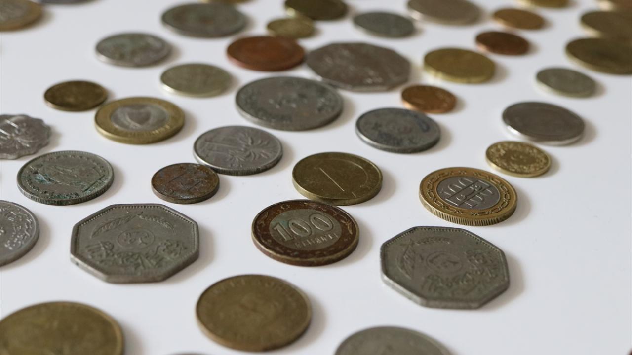 Daha sonra ailesiyle İstanbul`a yerleşen Honaz, burada uzun yıllar lokantacılık yaparak geçimini sağladı. 