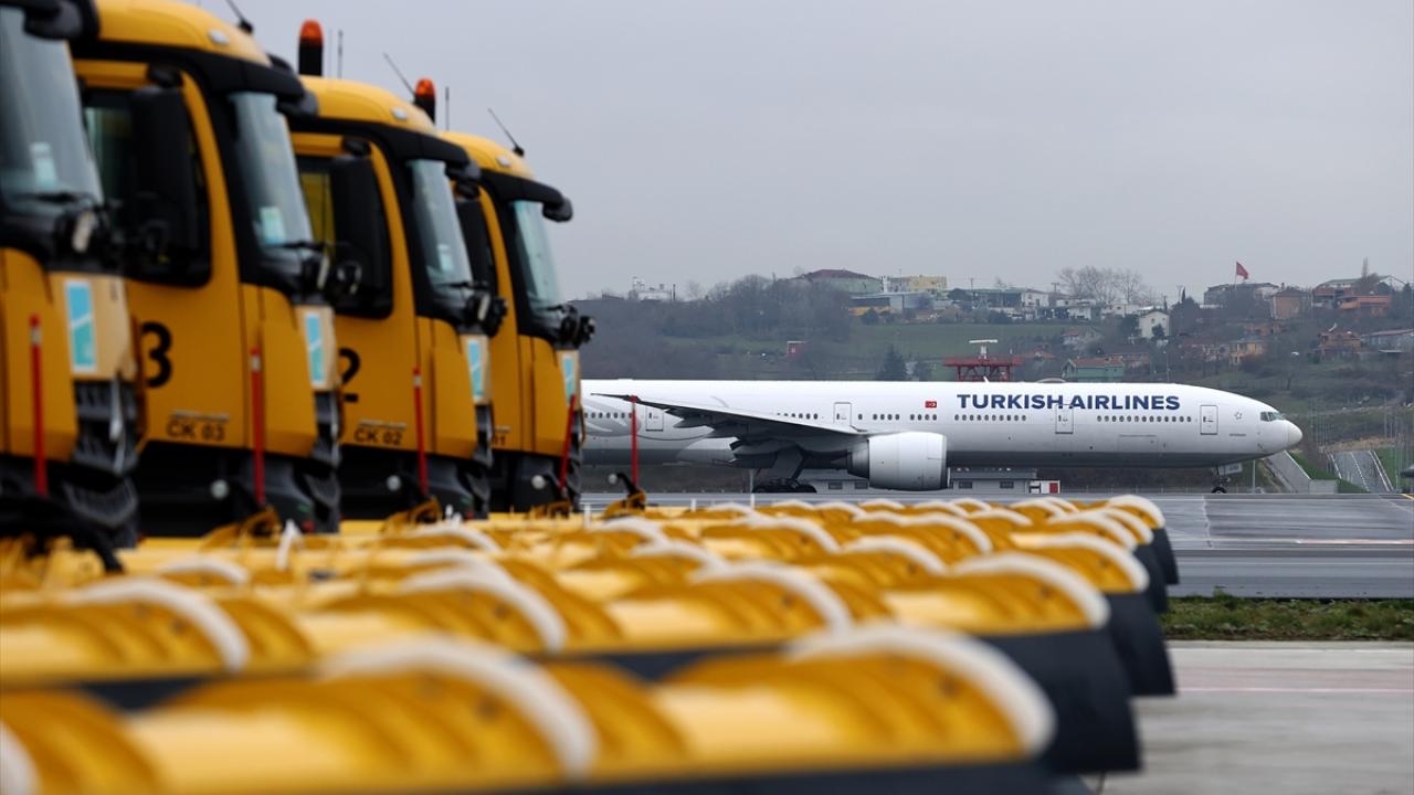 Apron, pist ve taksi yolları başta olmak üzere, gerekli tedbirlerin alındığı İstanbul Havalimanı`nda, "Kar Mücadele Ekibi" toplam 190 kişiden oluşuyor.