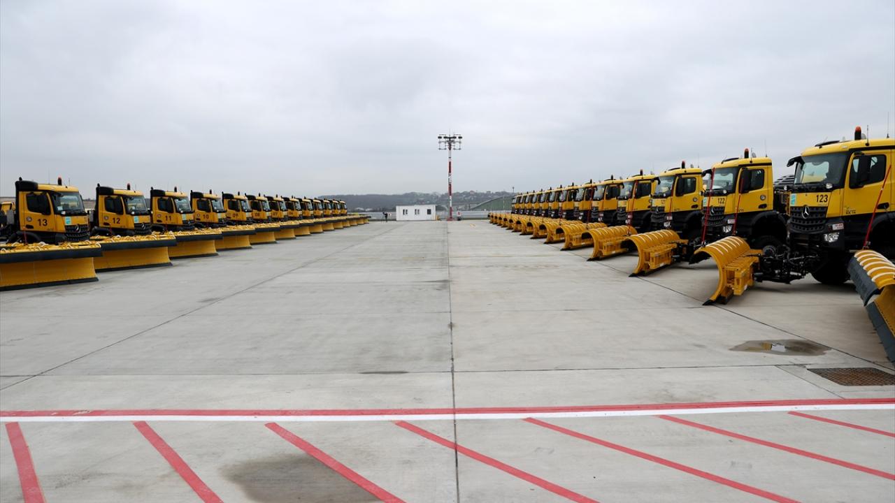 İstanbul Havalimanı`ndaki son durum ve operasyonlar hakkında bilgi vererek, basın mensuplarının sorularını cevaplayan Kadri Samsunlu, gazetecilerin yeni yılını tebrik etti.