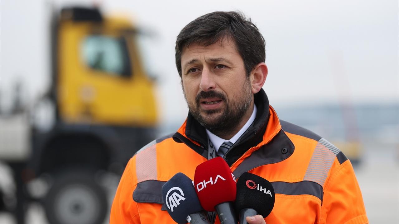 İGA Hava Tarafı Operasyon Direktörü Ozan Karakış ise havalimanında kış hazırlıkları öncesinde su tankı ve süpürge donanımı bulunan araçları dar ve geniş alanlara göre kullandıklarını söyledi.