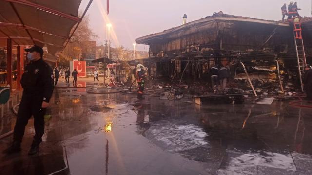 Ankarada kapalı pazar yerinde yangın