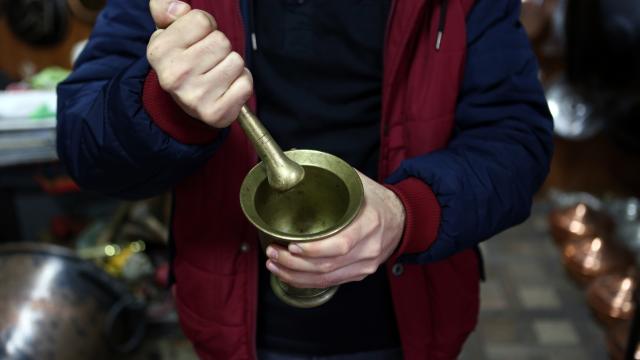 Trabzonlu bakır ustasının "devasa ürünleri" görenlerin ilgisini çekiyor