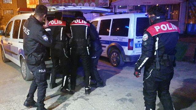 Aranan şüpheliler kısıtlamayı ihlal edince yakalandı