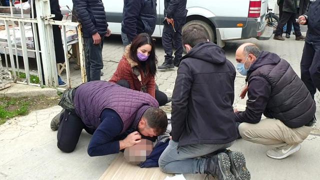 Kalp krizi geçiren adamı yoldan geçen acil tıp teknisyeni kurtardı