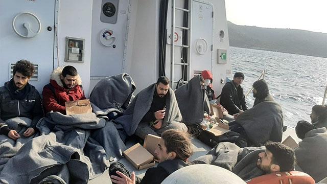 Marmaris açıklarında 12 düzensiz göçmen kurtarıldı