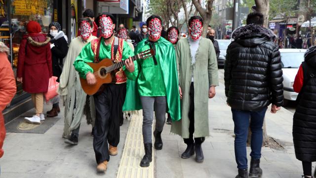 Tiyatrocular ilginç kostümleriyle Kovid-19a dikkati çekiyor