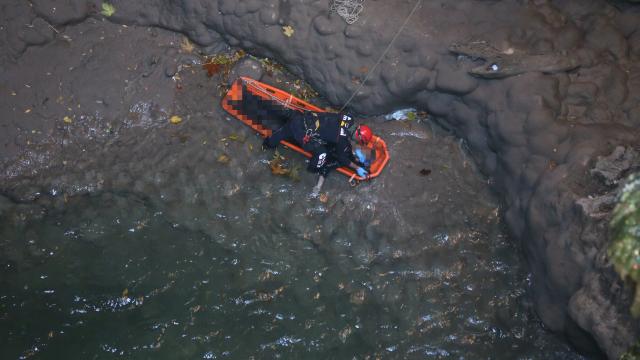 Antalyada obrukta bulunan erkek cesedi, itfaiye ekiplerince çıkarıldı