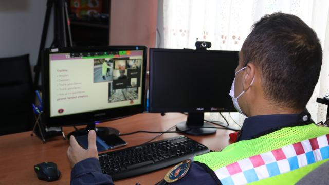 Erzurumda jandarmadan çocuklara uzaktan eğitimle trafik dersi